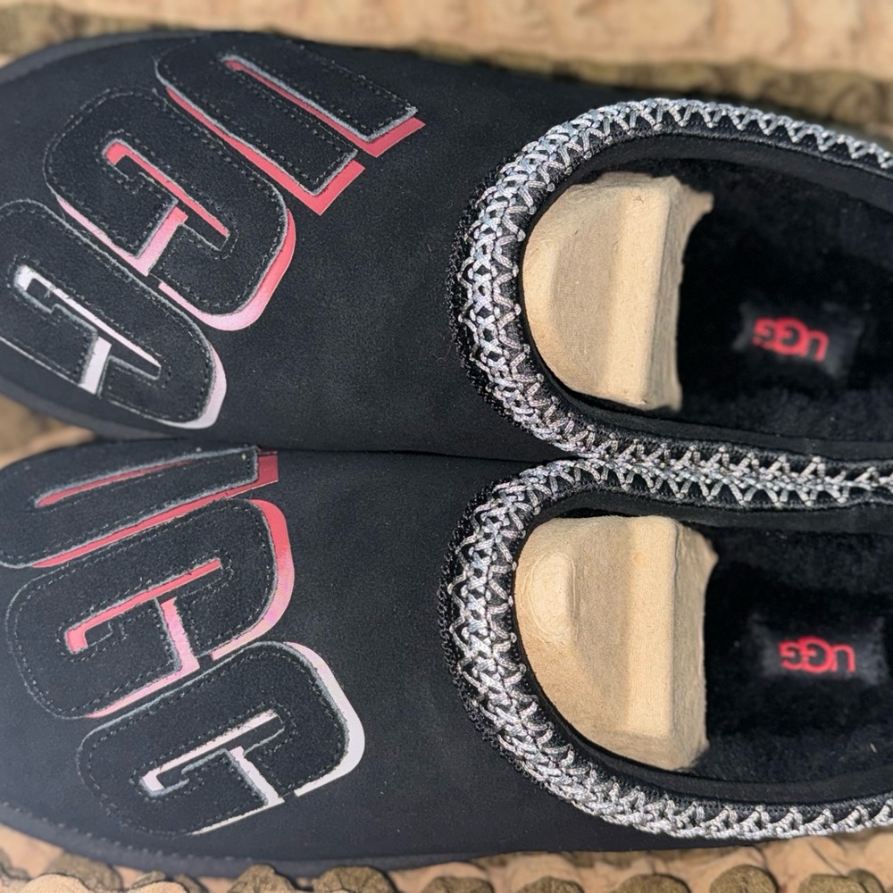 Hello, it is a men's shoe, size 13, new, never used, from the ugg brand.